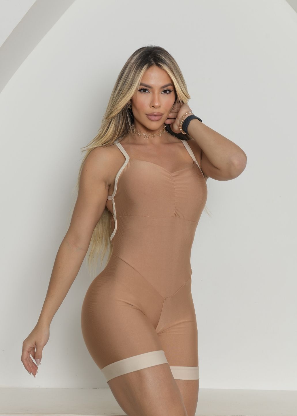 Macaquinho Fitness Vivi Dourado Detalhe Off White