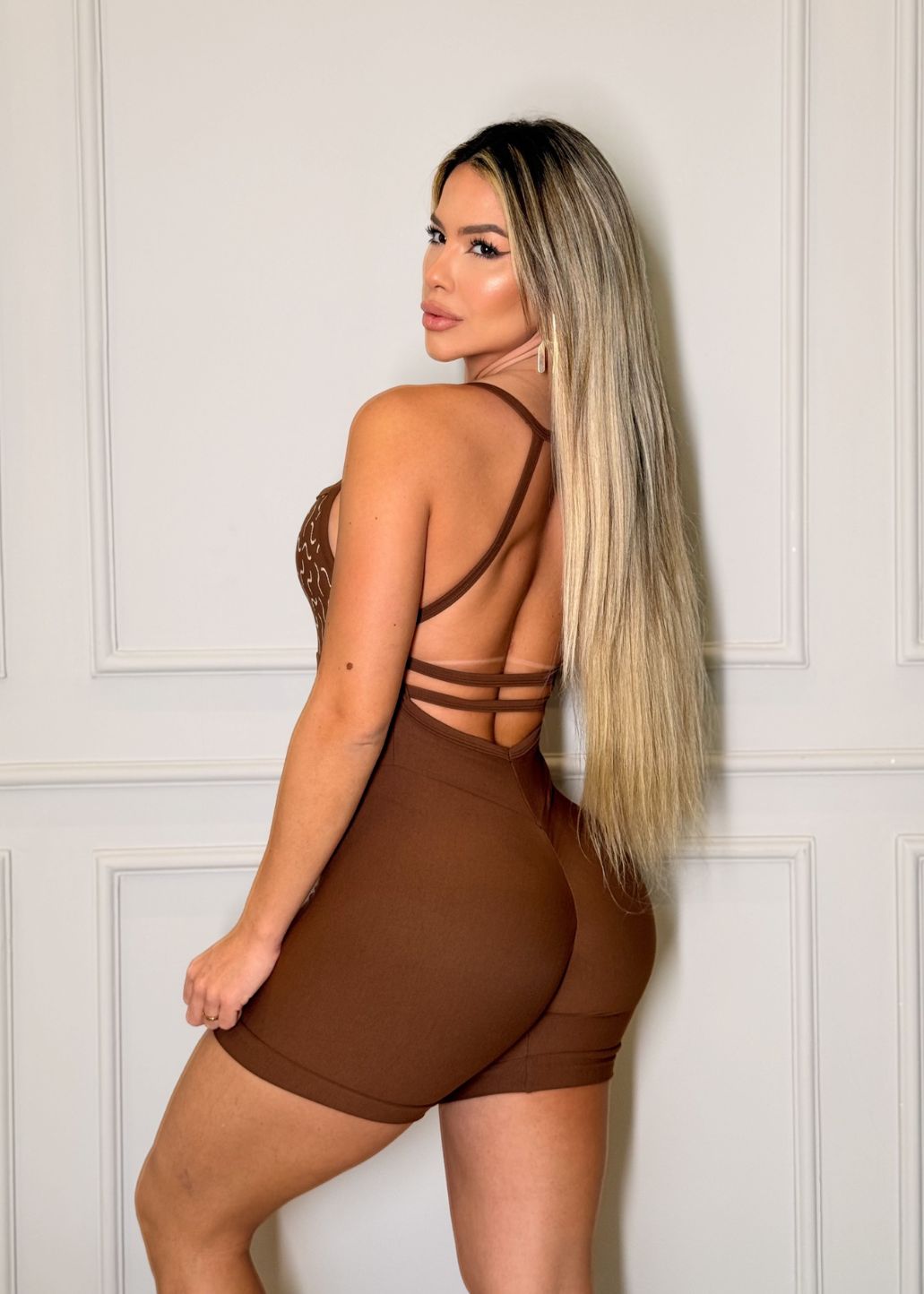 Macaquinho Fitness Vivi Pala Fechada Top Cobrinha Short Marrom