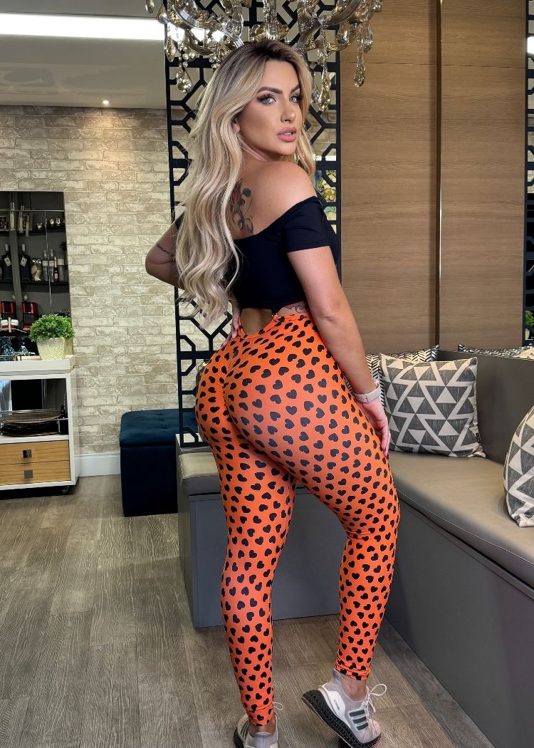 Macacão Fitness Top Preto com Decote Legging Laranja Coração