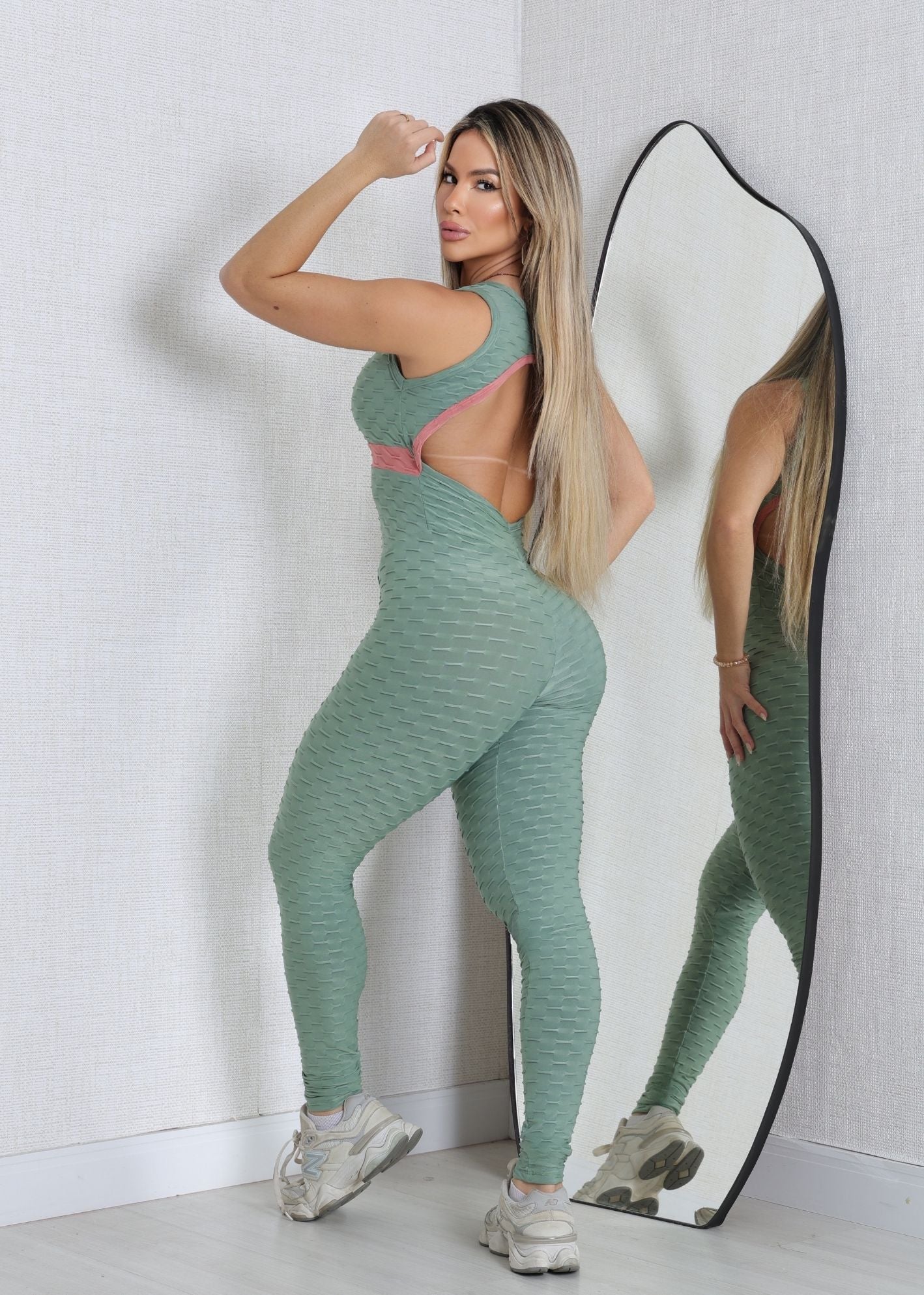 Macacão Fitness Brocado Verde Detalhe Goiaba