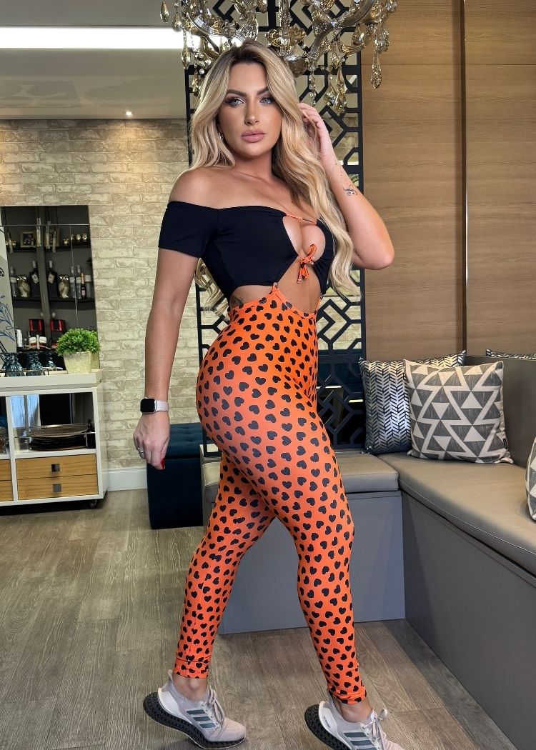 Macacão Fitness Top Preto com Decote Legging Laranja Coração