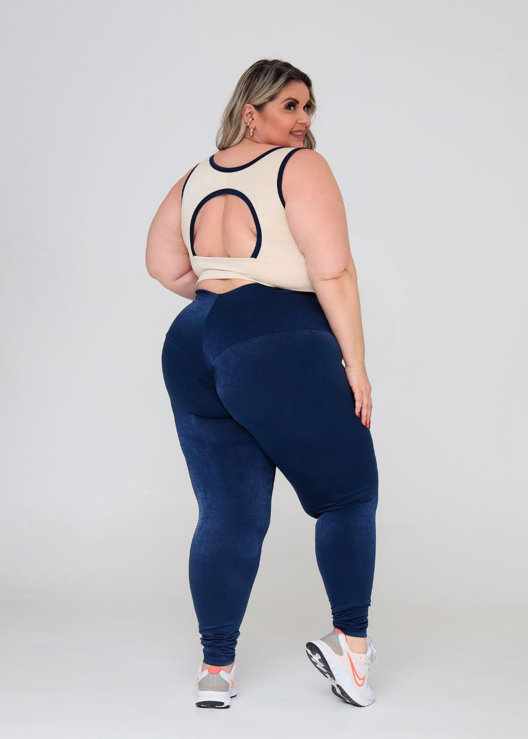Conjunto Fitness Top Kátia Off White e Legging Azul Marinho
