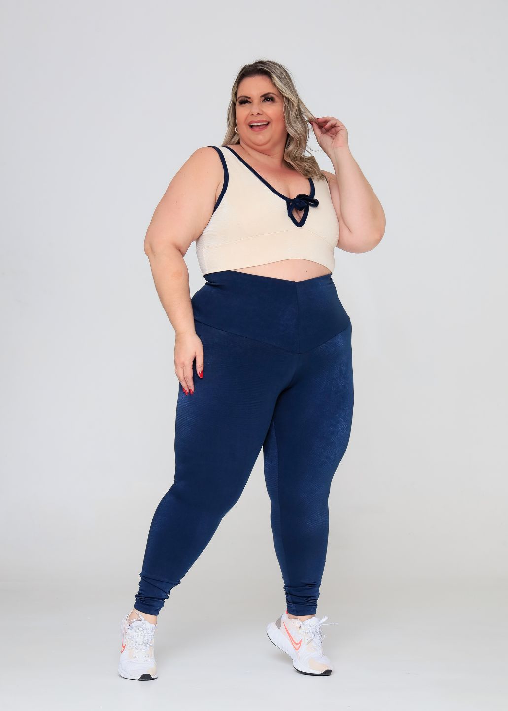 Conjunto Fitness Top Kátia Off White e Legging Azul Marinho