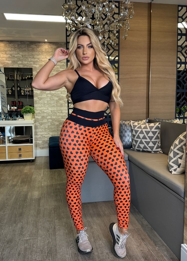 Conjunto Fitness Top Preto Legging Coral de Coração Empina Bumbum