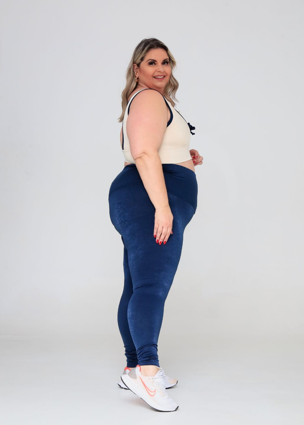 Conjunto Fitness Top Kátia Off White e Legging Azul Marinho