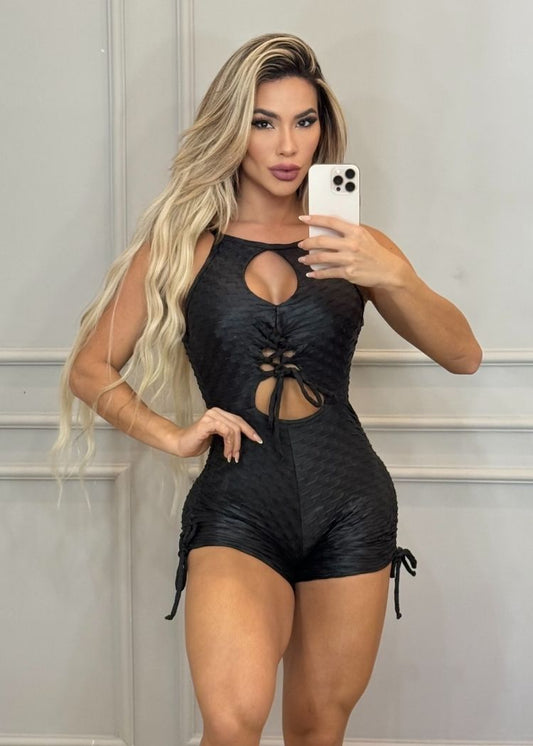 Macaquinho Fitness Brocado Preto com Decote Trançado