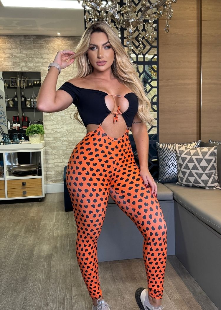 Macacão Fitness Top Preto com Decote Legging Laranja Coração