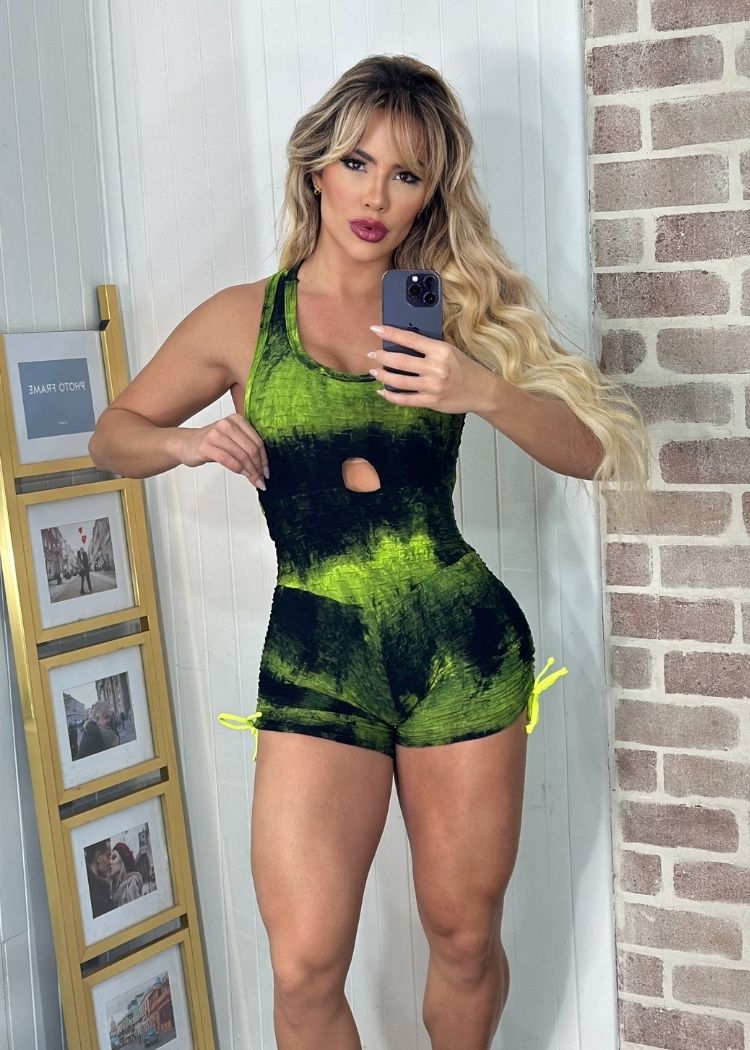 Macaquinho Fitness Tie Dye Verde Fluorescente Short com Regulagem