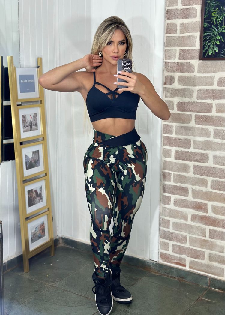 Conjunto Fitness Top Preto Trançado e Legging Camuflada