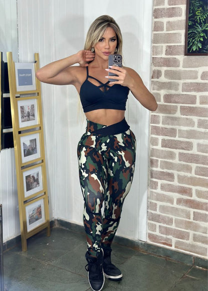 Conjunto Fitness Top Preto Trançado e Legging Camuflada