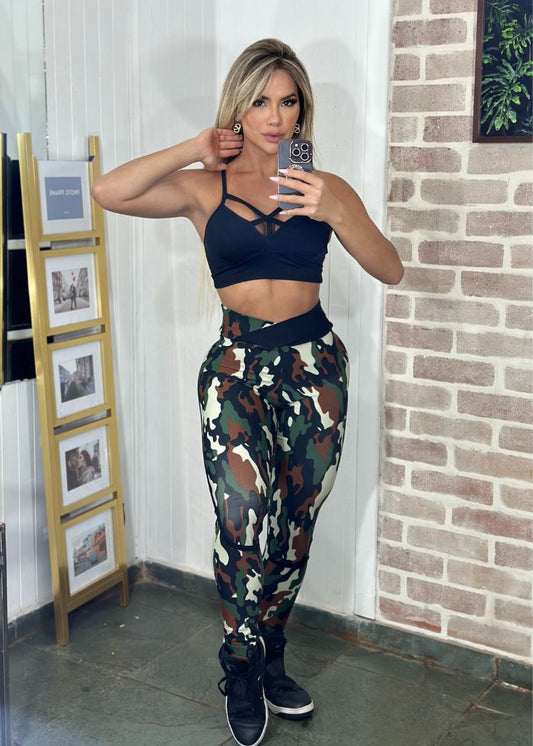 Conjunto Fitness Top Preto Trançado e Legging Camuflada