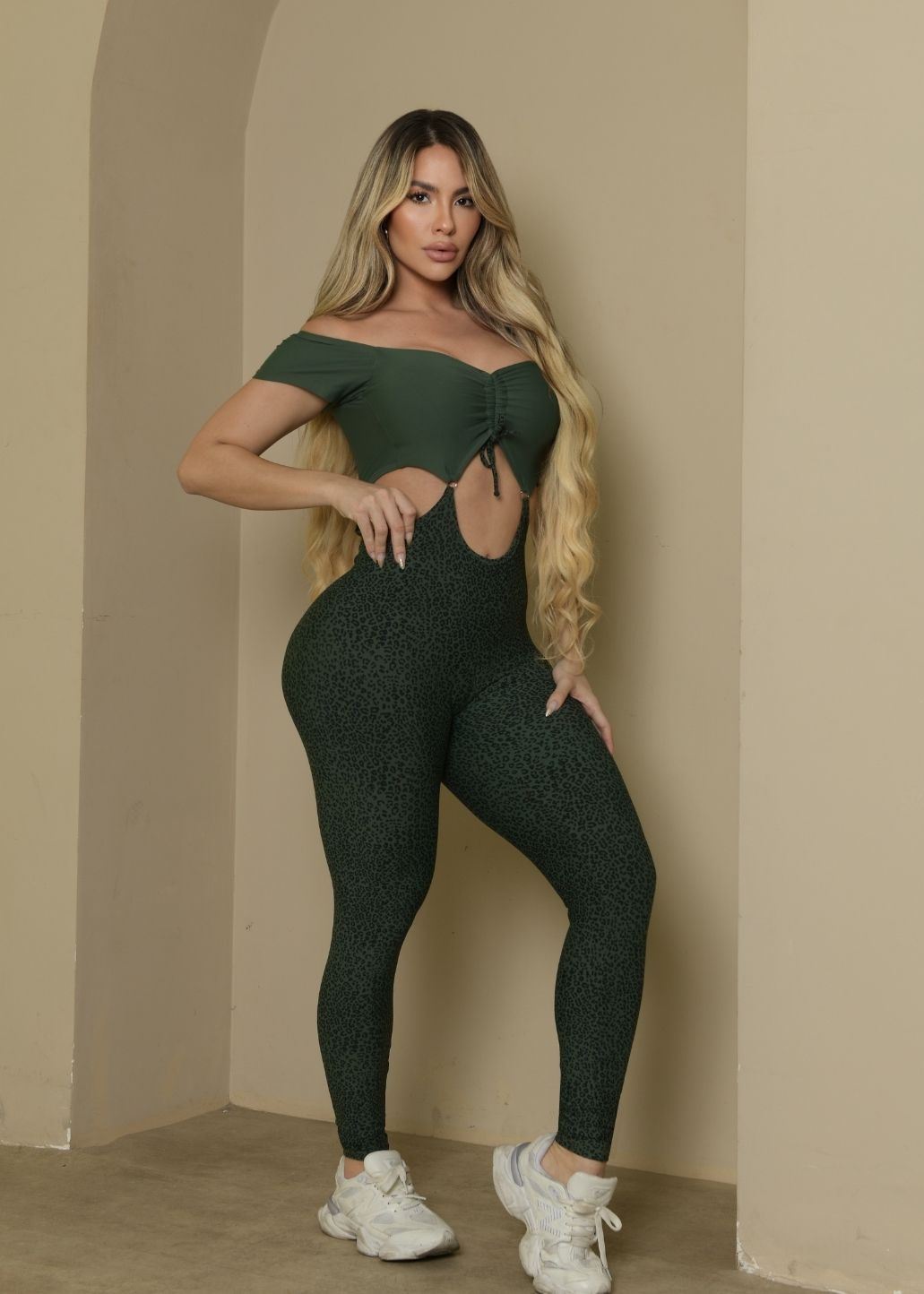 Macacão Fitness Fivela Top Manguinha Verde Legging Onça
