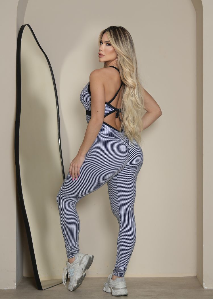 Macacão Fitness Elegance Listras Pretas e Brancas Empina Bumbum