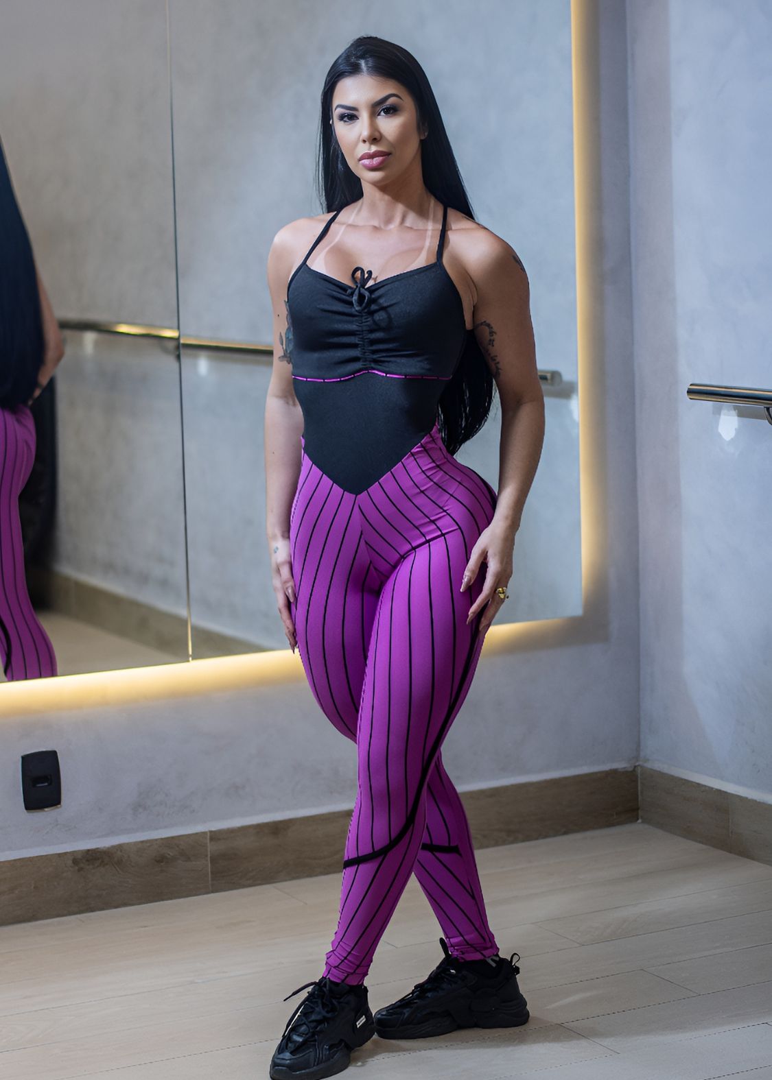 Macacão Franzido Risca de Giz Preto e Roxo