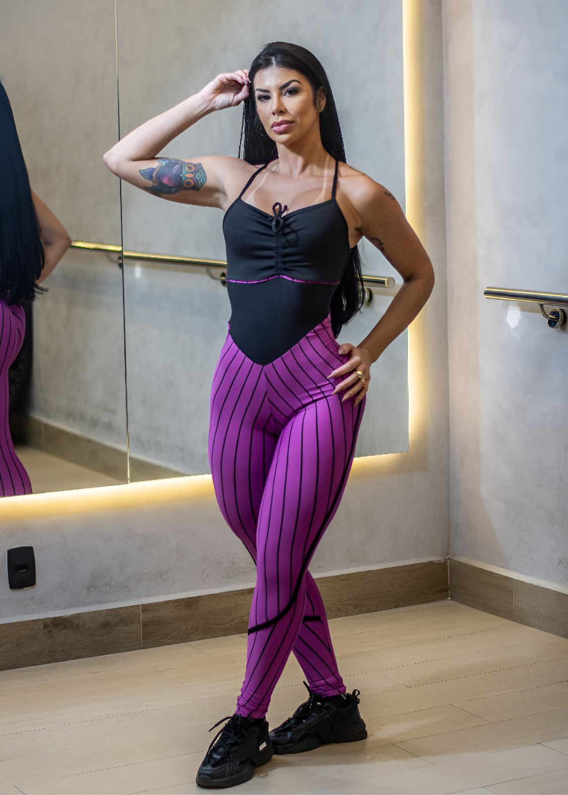 Macacão Franzido Risca de Giz Preto e Roxo