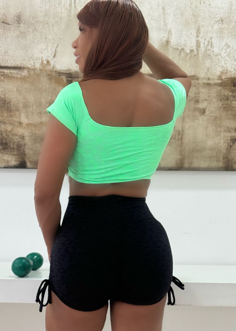 Conjunto Fitness Oncinha Top Manguinha Verde e Short Preto