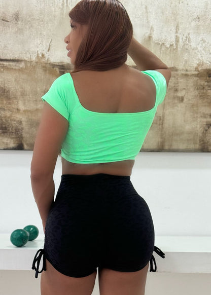 Conjunto Fitness Oncinha Top Manguinha Verde e Short Preto