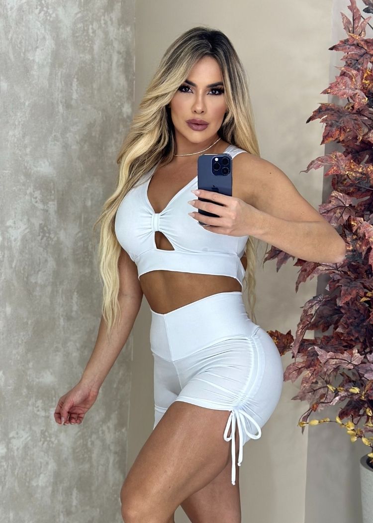 Conjunto Fitness Branco Top Rolotê e Short com Regulagem