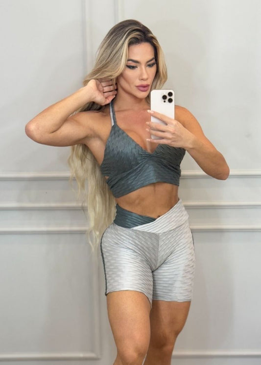 Conjunto Fitness Brocado Top Grafite com Decote e Short Cinza