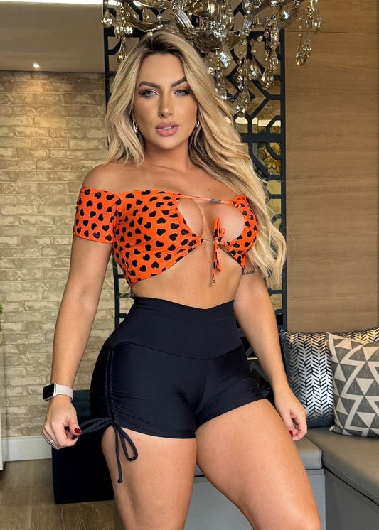 Conjunto Fitness Top Manguinha Coral Coração Short Preto Empina Bumbum