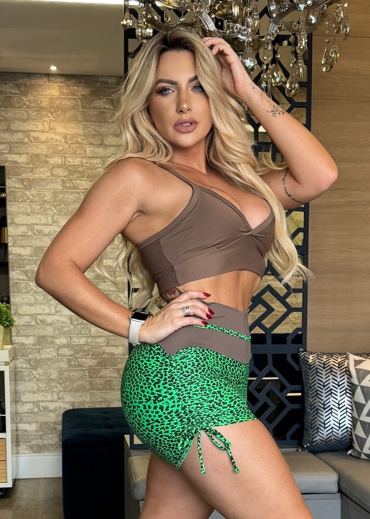 Conjunto Fitness Top Marrom com Decote e Short Oncinha Empina Bumbum