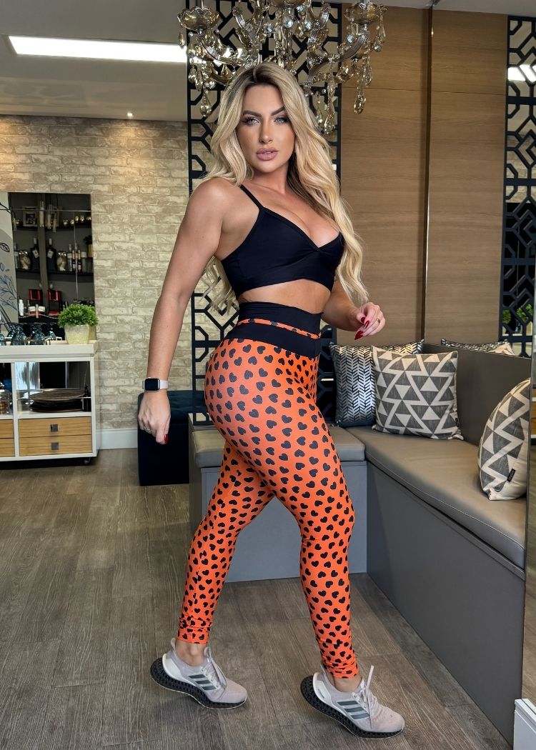 Conjunto Fitness Top Preto Legging Coral de Coração Empina Bumbum