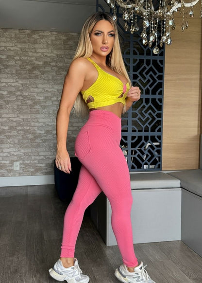 Conjunto Fitness Zigzag Top Amarelo com Decote Legging Rosa