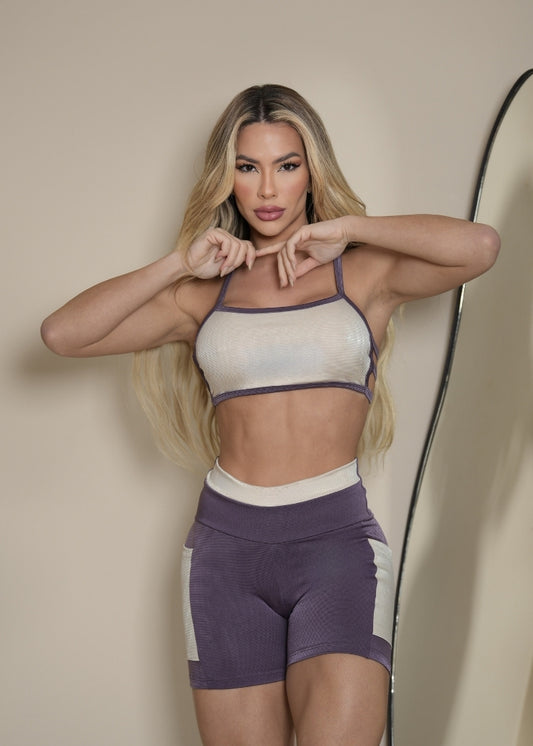 Conjunto Fitness Top Brenda Off White com viés Roxo e Short Roxo com Bolso Zero Transparência