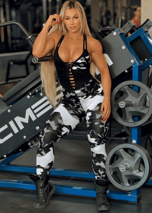 Macacão Fitness Tye Die Preto e Branco com Tiras Empina Bumbum