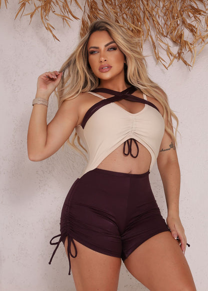 Macaquinho Fitness Top Bege Alça Cruzada Frontal e Short Açaí